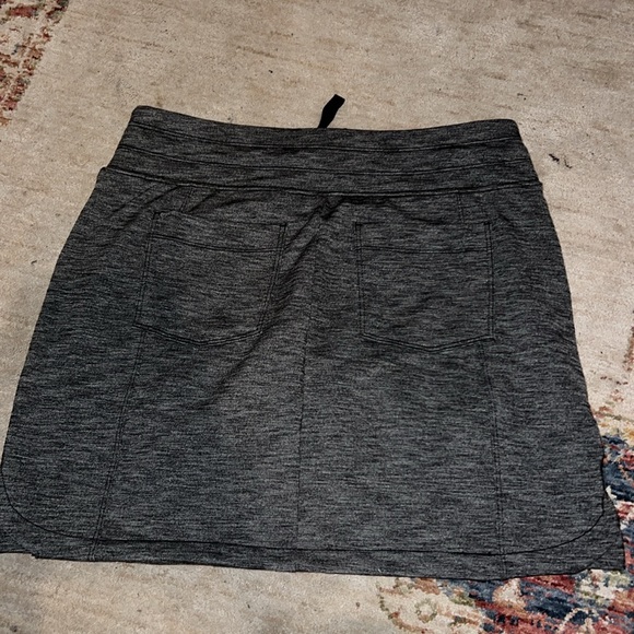 ATHLETA METRO SKORT IN HEATHER CHARCOAL GRAY SIZE XS FITS UP TO MEDIUM - Picture 3 of 6
